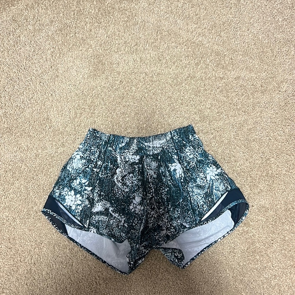 Lululemon shorts Sz 6